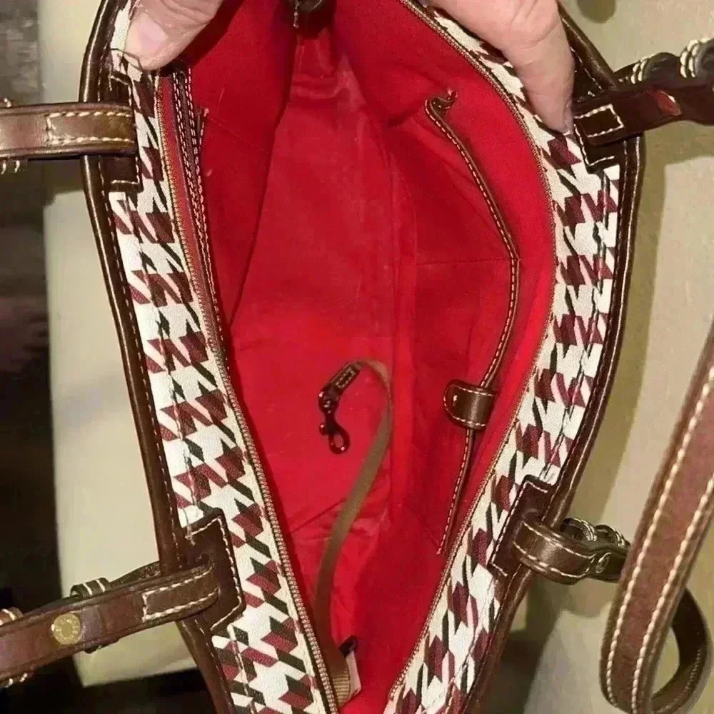 Dooney and Bourke handbag. - Picture 6 of 14